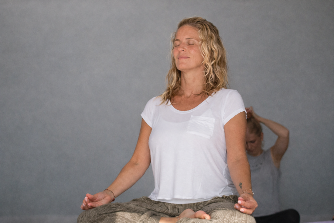 Introducción al Yoga, el Vedanta y los Tres Guṇas